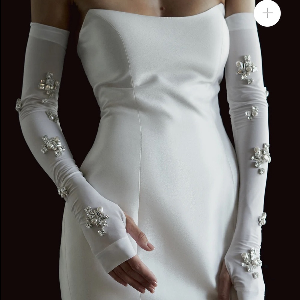 NDS the Label white gem encrusted open finger gloves